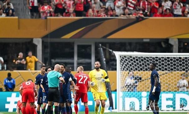 红牌+点球争议！巴黎愤怒 拜仁不服 名哨46岁执法引质疑